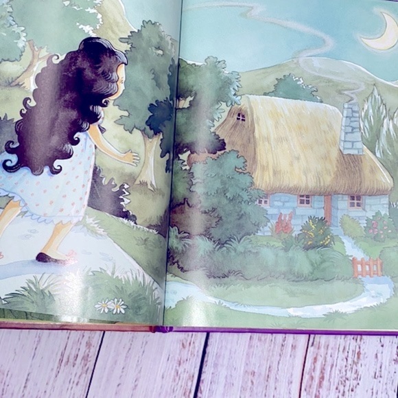 Snow White & The Seven Dwarfs kids book - Picture 9 of 13